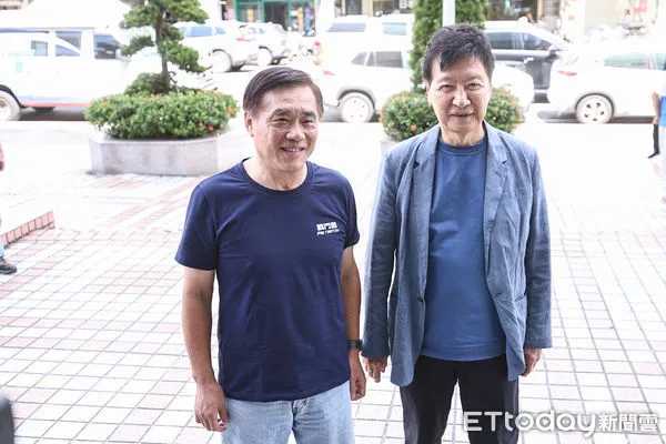 ▲郝龍斌登記參選國民黨主席，趙少康陪同。（圖／記者林敬旻攝）