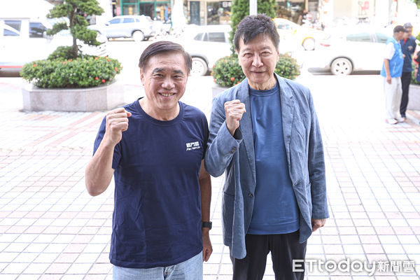 ▲郝龍斌登記參選國民黨主席，趙少康陪同。（圖／記者林敬旻攝）