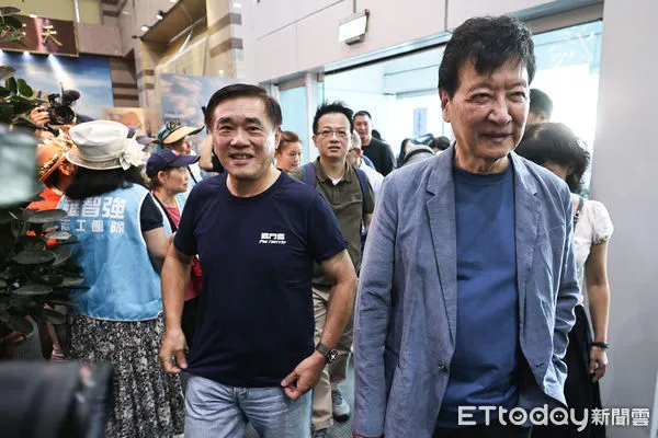 ▲郝龍斌登記參選國民黨主席，趙少康陪同。（圖／記者林敬旻攝）