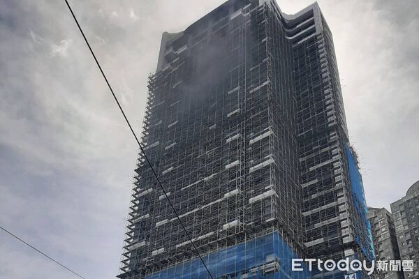 ▲▼             板橋新建工地火警，所幸無人傷亡。（圖／記者陳以昇翻攝）