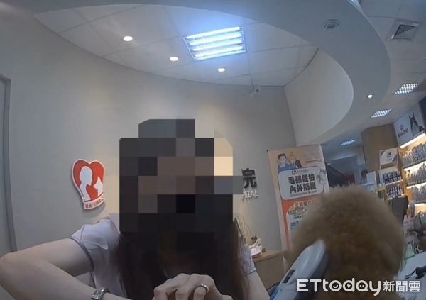 ▲12歲貴賓狗Niko走失落寞淋雨流浪　路過派出所「自己走進」求救。（圖／記者許權毅翻攝）