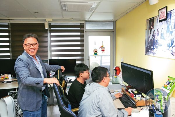 吳牧恩（左）強調，應配置2%在比特幣相關標的，參與數位貨幣革新。