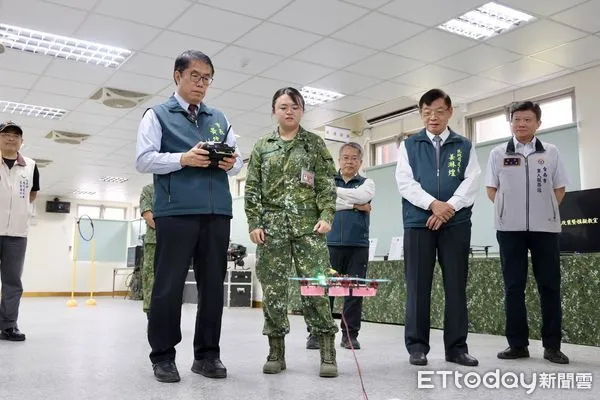▲市長黃偉哲參訪白河內角營區「陸軍無人機訓練中心」，親自體驗操作無人機。（記者林東良翻攝，下同）