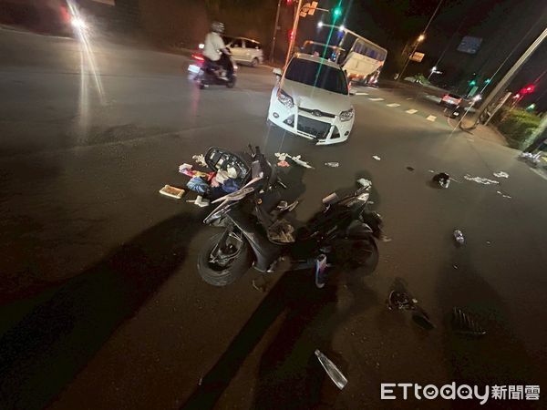 ▲台13線國立聯合大學校門口，昨晚發生轎車和機車碰撞事故，機車騎士、7旬老翁雙膝骨折送醫。（圖／記者楊永盛翻攝）
