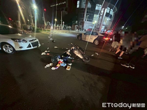 ▲台13線國立聯合大學校門口，昨晚發生轎車和機車碰撞事故，機車騎士、7旬老翁雙膝骨折送醫。（圖／記者楊永盛翻攝）
