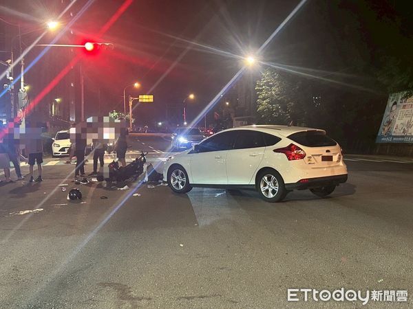 ▲台13線國立聯合大學校門口，昨晚發生轎車和機車碰撞事故，機車騎士、7旬老翁雙膝骨折送醫。（圖／記者楊永盛翻攝）