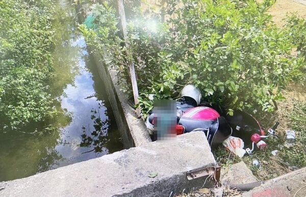 ▲桃園市蘆竹區南竹路四段137巷口處昨天上午出現機車雙載自摔事故。（圖／蘆竹警方提供）