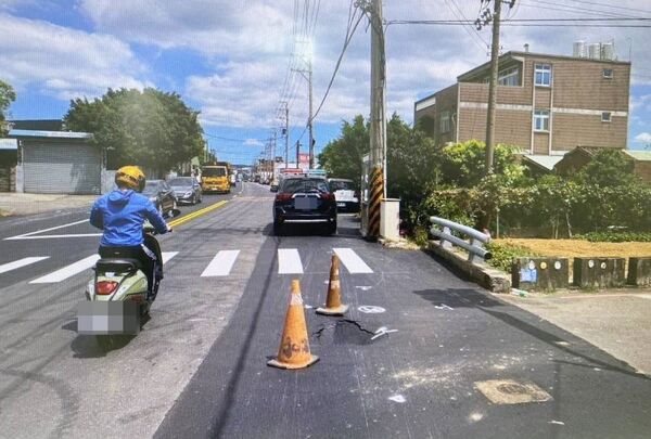 ▲桃園市蘆竹區南竹路四段137巷口處昨天上午出現機車雙載自摔事故，目擊者指稱，重鋪後道路出現坑洞是導致騎士摔倒主因。（圖／蘆竹警方提供）
