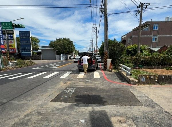 ▲桃園市蘆竹區南竹路四段137巷口處昨天上午出現機車雙載自摔事故，市府養工處指稱，此路段12日清晨才完成修復。（圖／市府養工處提供）