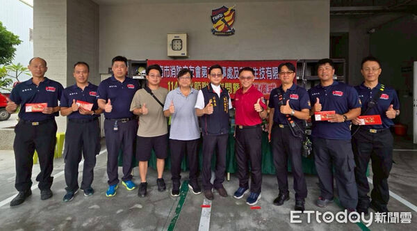 ▲蒂寶生醫捐贈250組「一家人」沐浴乳禮盒，慰勞南消第六大隊消防弟兄中秋佳節的辛勞。（記者林東良翻攝，下同）