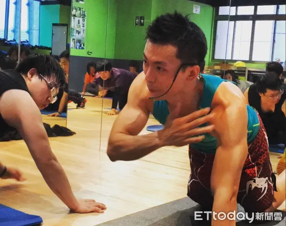 ▲體適能教練詹彥鋒首創有氧「泳士之夜」，助攻選手橫渡日月潭。（圖／埔里鎮寶大飯店提供，下同）