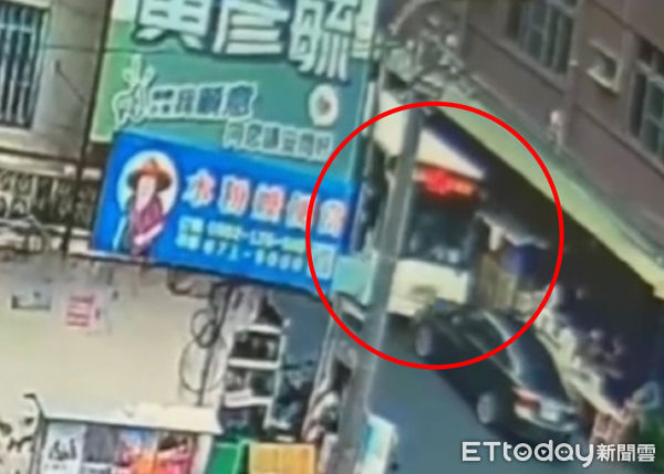 ▲▼驚險畫面曝！高雄公車「離譜逆向」猛撞小客車 　乘客嚇壞釀3傷。（圖／記者賴文萱翻攝）