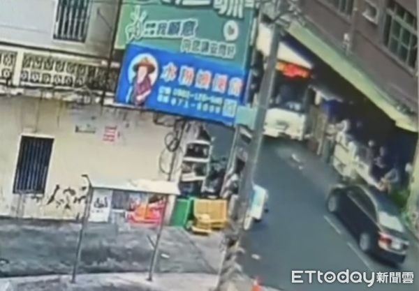 ▲▼驚險畫面曝！高雄公車「離譜逆向」猛撞小客車 　乘客嚇壞釀3傷。（圖／記者賴文萱翻攝）