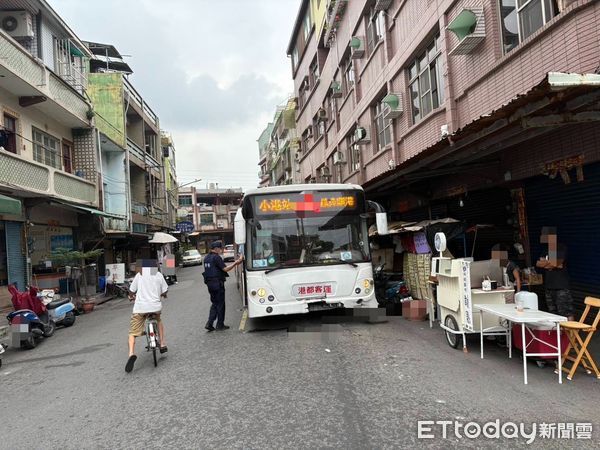 ▲▼驚險畫面曝！高雄公車「離譜逆向」猛撞小客車 　乘客嚇壞釀3傷。（圖／記者賴文萱翻攝）