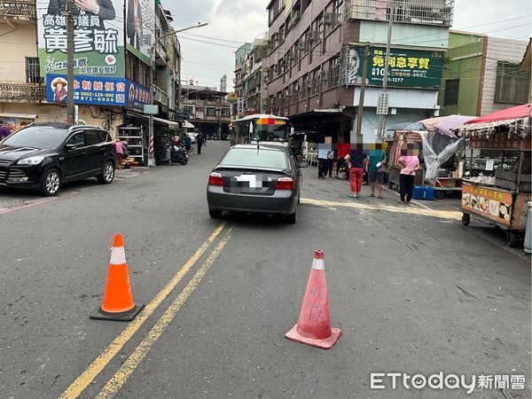 ▲▼驚險畫面曝！高雄公車「離譜逆向」猛撞小客車 　乘客嚇壞釀3傷。（圖／記者賴文萱翻攝）