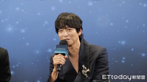 ▲▼姜棟元在《暴風圈》裡的表現帥到粉絲暴動，擄獲大批少女。（圖／Disney+提供）