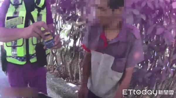 ▲▼許姓男子躺在路邊人行道上並大聲咆嘯，巡邏員警上前關切。（圖／吉安警分局提供，下同）