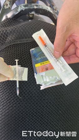 ▲▼許姓男子躺在路邊人行道上並大聲咆嘯，巡邏員警上前關切。（圖／吉安警分局提供，下同）
