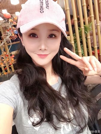 ▲孫菲菲控訴前夫「總是幻想我跟各種男人外遇」。（圖／翻攝自微博／孫菲菲）