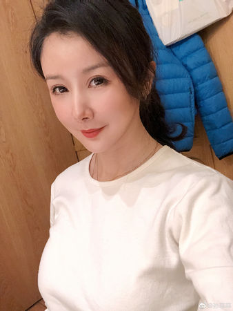 ▲孫菲菲控訴前夫「總是幻想我跟各種男人外遇」。（圖／翻攝自微博／孫菲菲）