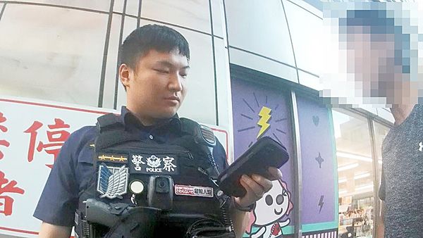 ▲江姓男子昨天傍晚在桃園區某私校前拋撒傳單，桃園警方到場制止。（圖／桃園警方提供）