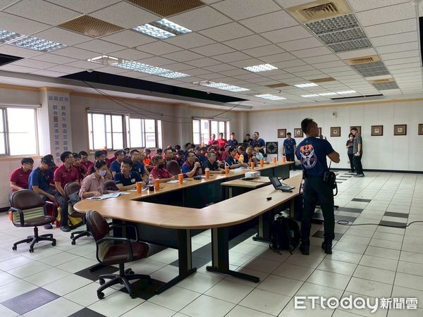 ▲台南消防局第二大隊於麻豆舉辦工廠複合式火災實兵演練，模擬鍋爐爆炸及化學液體洩漏。（記者林東良翻攝，下同）