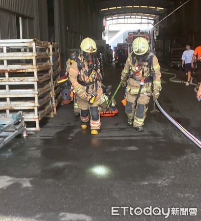 ▲台南消防局第二大隊於麻豆舉辦工廠複合式火災實兵演練，模擬鍋爐爆炸及化學液體洩漏。（記者林東良翻攝，下同）