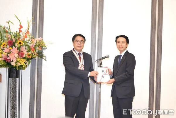 ▲黃偉哲市長造訪山形市，向捐款賑災的市民及團體頒發感謝狀。（記者林東良翻攝，下同）