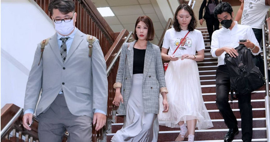 「小沈1500」正妹記者不幹了！　披綠袍選議員