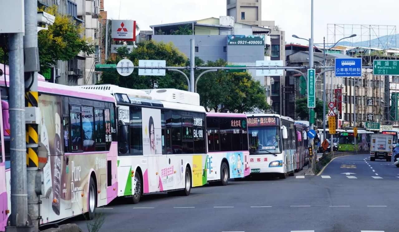徐巧芯快看！　公館離峰出現「公車接龍」：不是等紅燈