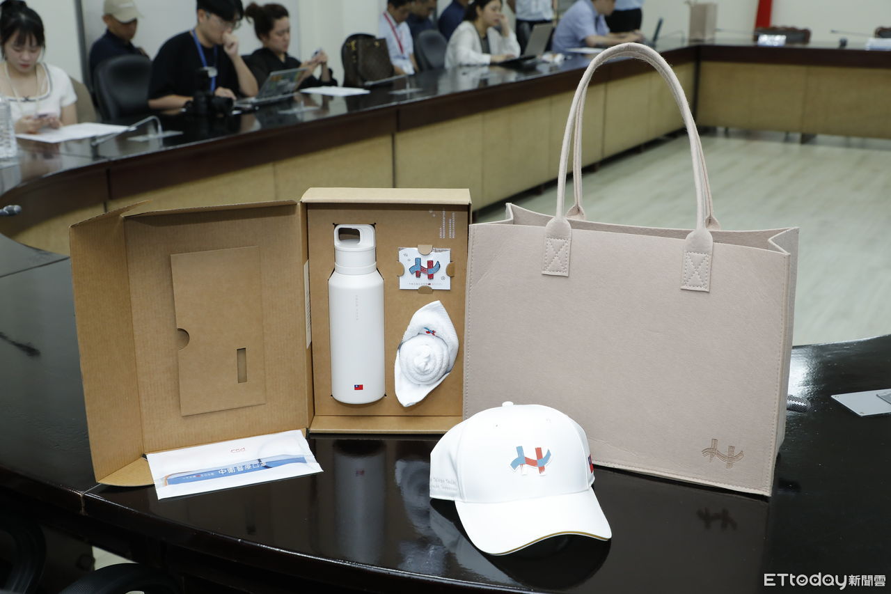 慶籌會今公布國慶紀念品　首創精緻禮盒搭玫瑰花方巾