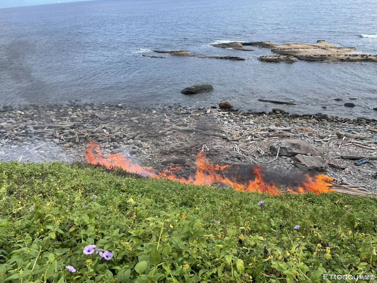快訊／台2線員山子分洪道出口起火　漂流木狂燒濃煙竄天急灌救