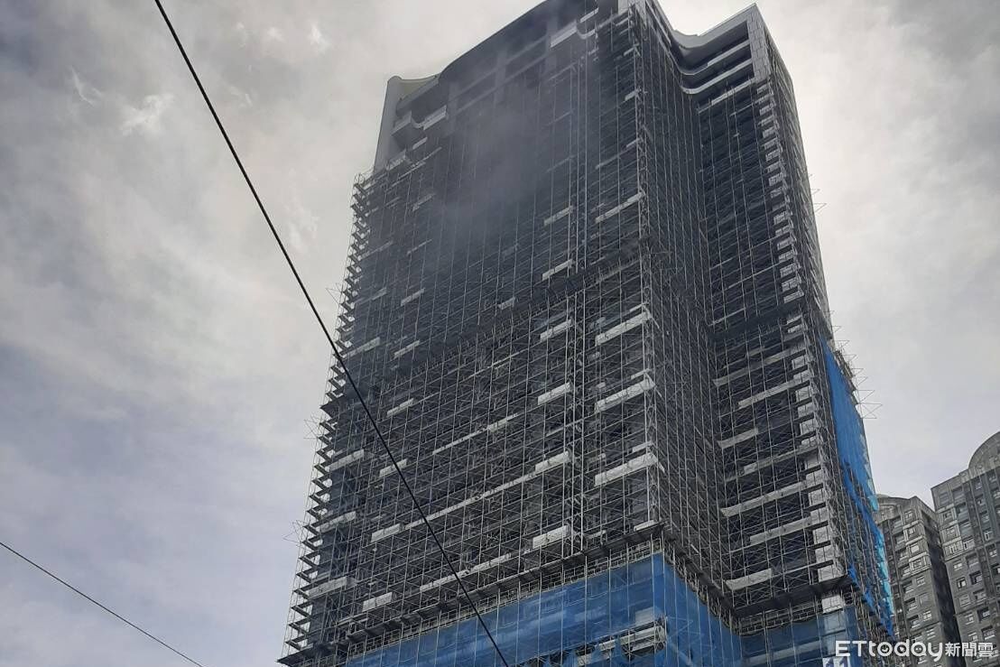 快訊／板橋新建大樓工地火警！　21樓大量濃煙外竄