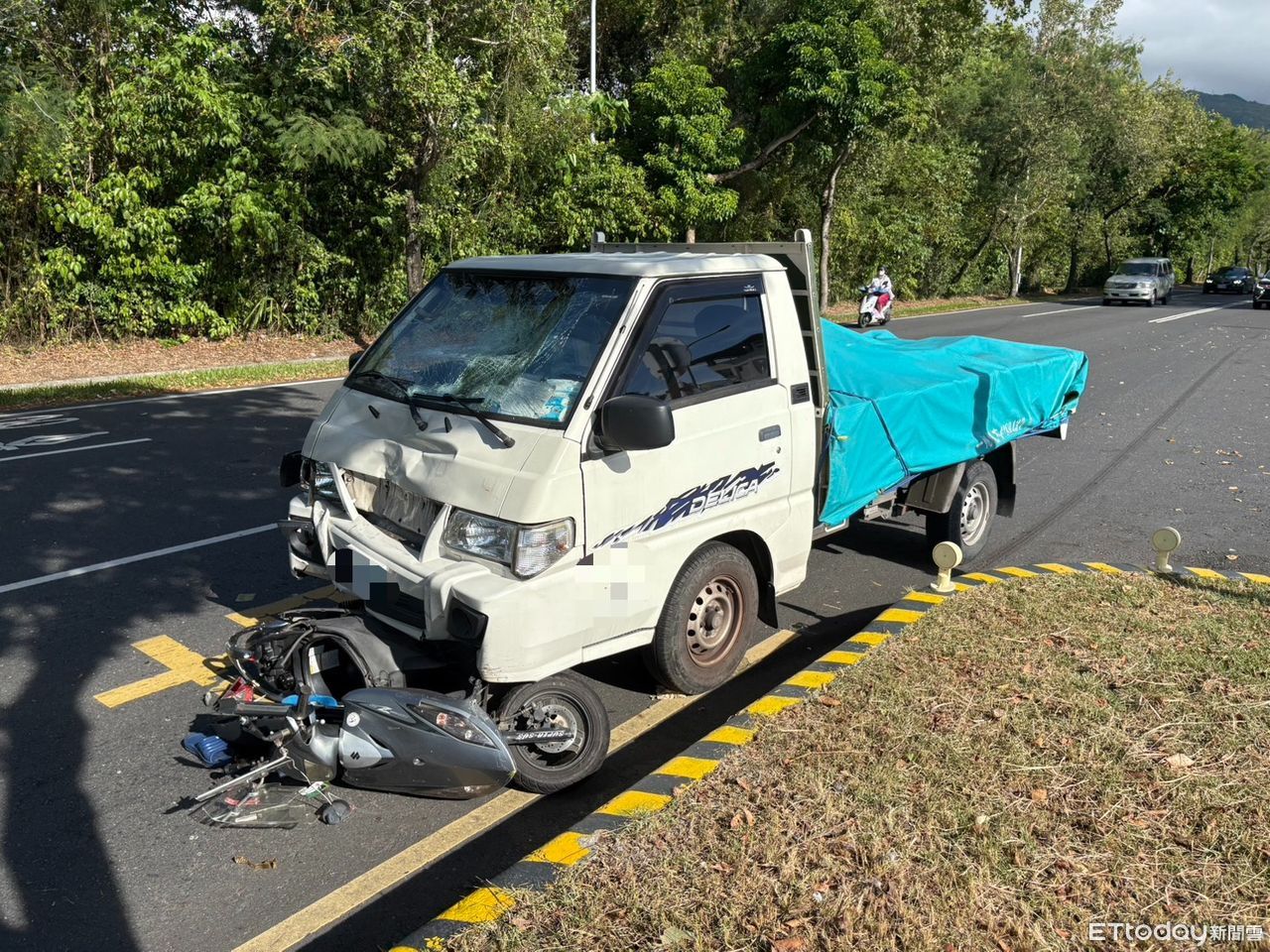 快訊／宜蘭阿北騎機車！換車道被追撞慘死　貨車前擋碎成蜘蛛網