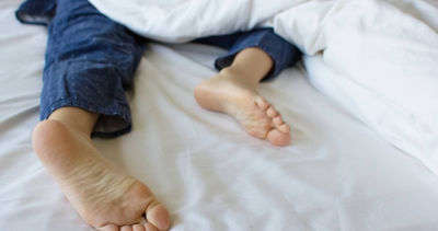 老公睡到一半突「揮拳大叫」嚇壞她！醫警告：恐是失智前兆