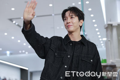 直擊／鄭容和現台北101被「麥克風海包圍」　倒退一步秀中文：笑死