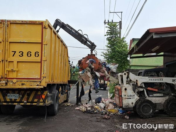 ▲▼ 屏東內埔一處回收場因業者停止營業，但當地居民仍習慣將垃圾堆放於此，導致環境髒亂不堪。         （圖／記者陳崑福翻攝）