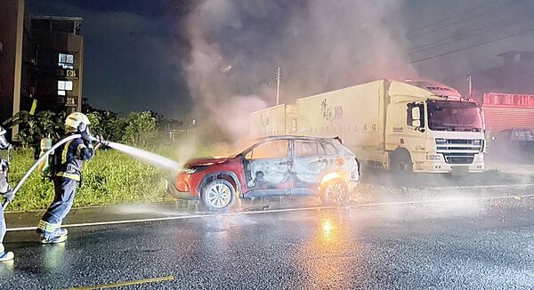 ▲桃園市賴姓男子今年6月間與女友吵架後心情不佳，竟在大園區和平西路上持磚塊砸破他人轎車，還放火焚燒洩恨。（資料照／大園警方提供）