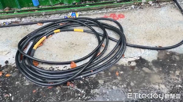 ▲台東蘭州街新建房舍電纜遭竊。（圖／記者楊晨東翻攝）