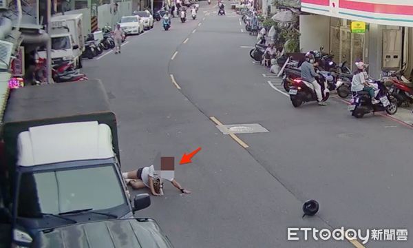 ▲▼陳姓妹妹被哥哥推倒在地，妹妹的兒子（外甥）衝上前跟舅舅扭打，哥哥雜糧店門口放置的雞蛋被妹妹推倒             。（圖／記者陳以昇翻攝）