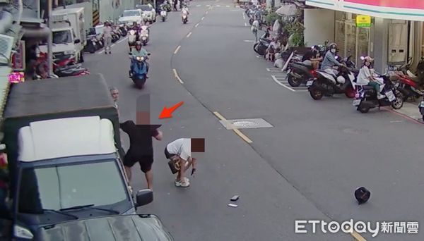 ▲▼陳姓妹妹被哥哥推倒在地，妹妹的兒子（外甥）衝上前跟舅舅扭打，哥哥雜糧店門口放置的雞蛋被妹妹推倒             。（圖／記者陳以昇翻攝）