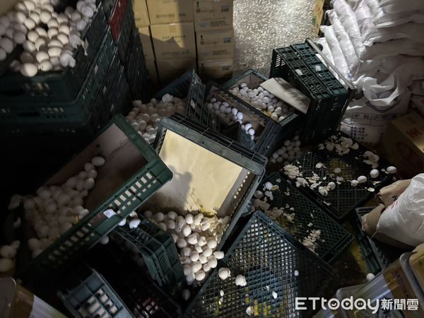 ▲▼陳姓妹妹被哥哥推倒在地，妹妹的兒子（外甥）衝上前跟舅舅扭打，哥哥雜糧店門口放置的雞蛋被妹妹推倒             。（圖／記者陳以昇翻攝）