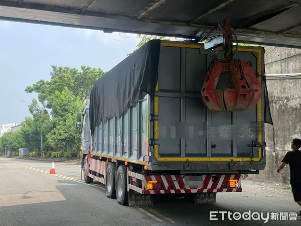 ▲銅鑼鄉中興工業區苗128線中平大橋下涵洞，今下午發生大貨車扯斷有線電視電纜，訊號中斷約6小時。（圖／徐裕逢提供）