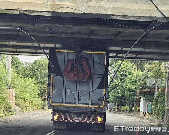 ▲銅鑼鄉中興工業區苗128線中平大橋下涵洞，今下午發生大貨車扯斷有線電視電纜，訊號中斷約6小時。（圖／徐裕逢提供）