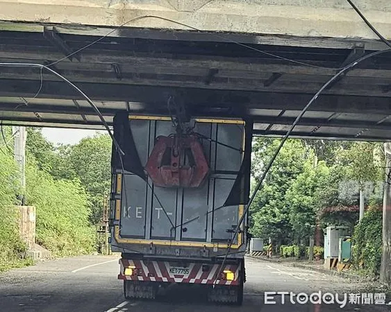 ▲銅鑼鄉中興工業區苗128線中平大橋下涵洞，今下午發生大貨車扯斷有線電視電纜，訊號中斷約6小時。（圖／徐裕逢提供）