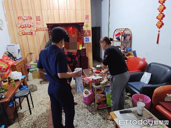 ▲枋寮警分局員警結合志工等助葉姓男子家庭。（圖／記者陳崑福翻攝）