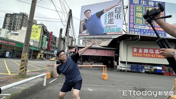 ▲▼立委賴瑞隆推出全新運動風看板。（圖／記者賴文萱攝）