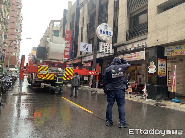 ▲高雄透天厝因瓦斯空燒，引燃抽油煙機積油釀成火警。（圖／記者賴文萱翻攝）