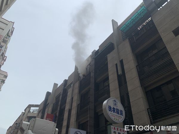 ▲高雄透天厝因瓦斯空燒，引燃抽油煙機積油釀成火警。（圖／記者賴文萱翻攝）
