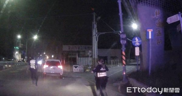 ▲東港警分局員警協助排險故障自小客車。（圖／記者陳崑福翻攝）